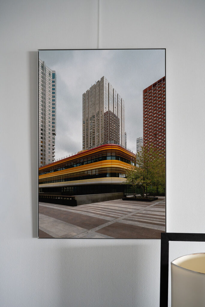 Tirage sur papier d’art légèrement texturé avec un encadrement très fin en aluminium gris