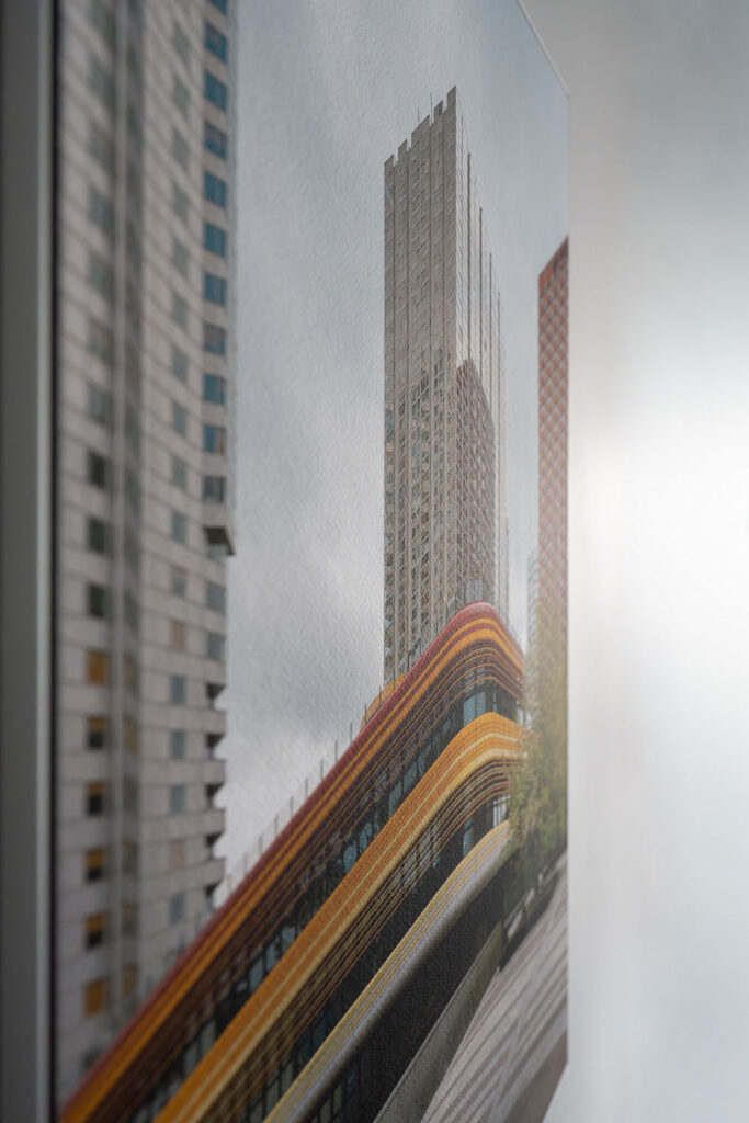 La texture légèrement en relief du papier donne de la profondeur à l’image